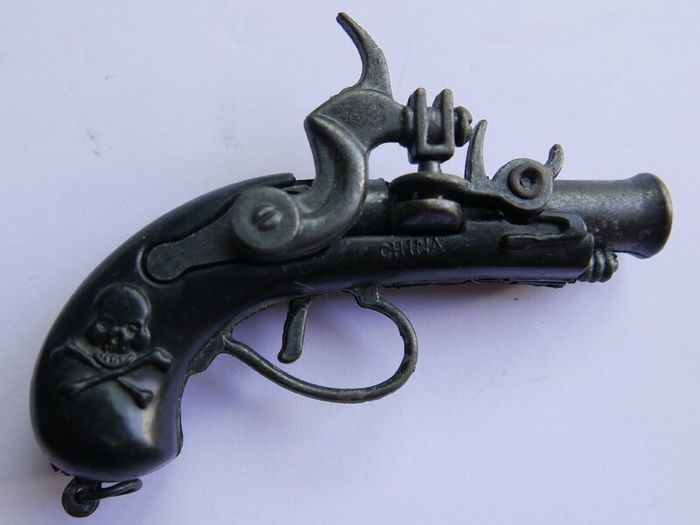 Vintage Bluebeards Flintlock small Cap Gun (in working order)