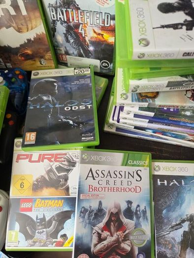 Xbox 360, 3 Controllers, 58 Games