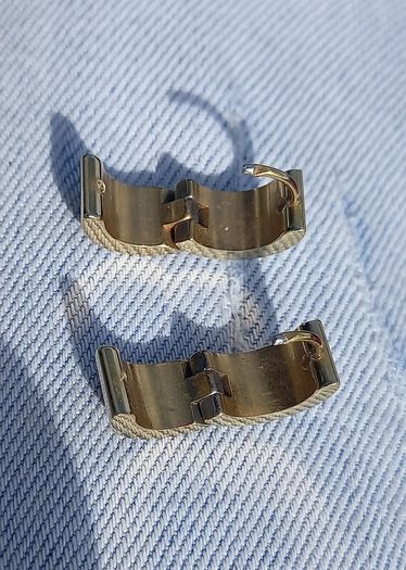 Vintage jewelry is sold individually for 5 to 10 euros.