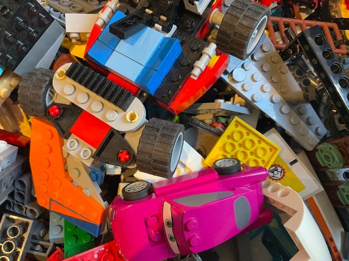 Lego - 5kg of Lego pieces contained in a treasure chest