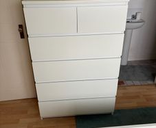 chest of drawers
