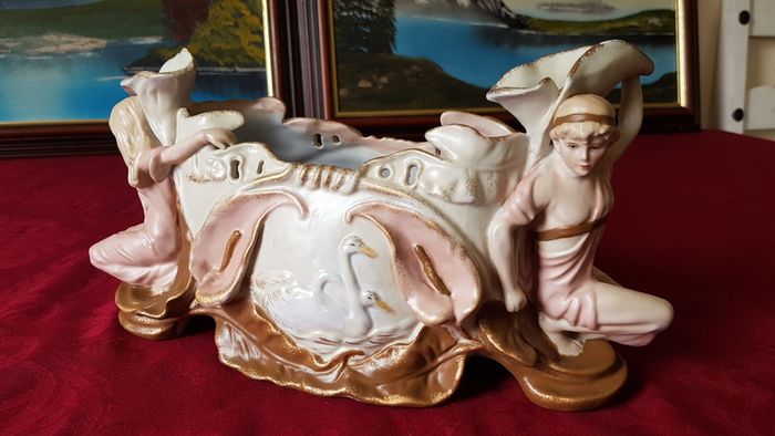 Circa 1897-1906 Collector's Piece Antique  Ernst Wahliss Depose EW Turn Wien Large Porcelain Centerpiece Vase / Jardiniere  Made In Austria