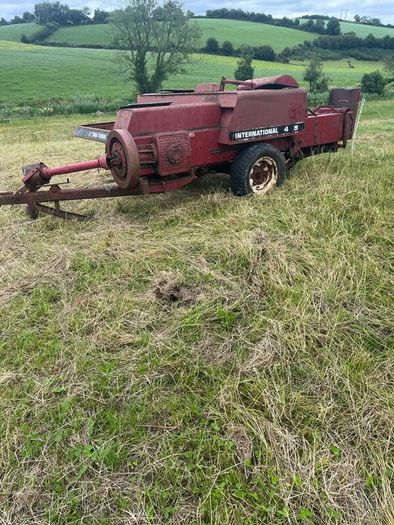 International square baler
