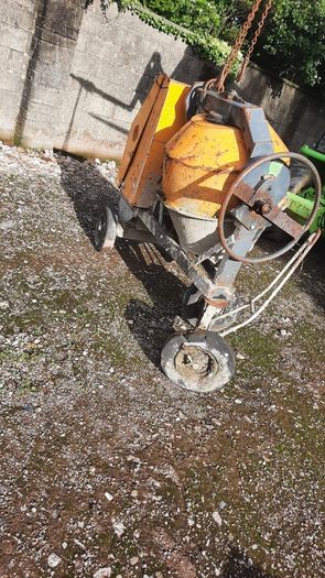 Diesel 4 barrow mixer- excellent condition- key and pull start