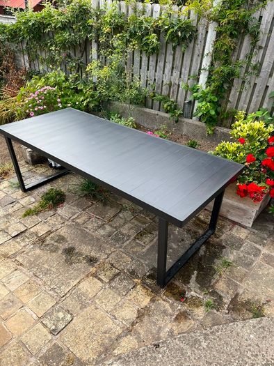 Varmanso dining table