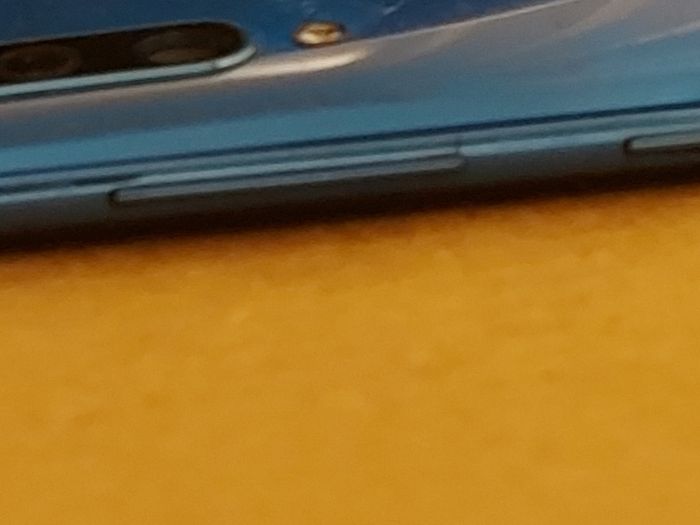 Samsung Mobile Phone, Unknown Model, Not Powering on, Battery seems swollen, for parts or repair, excellent cosmetic condition