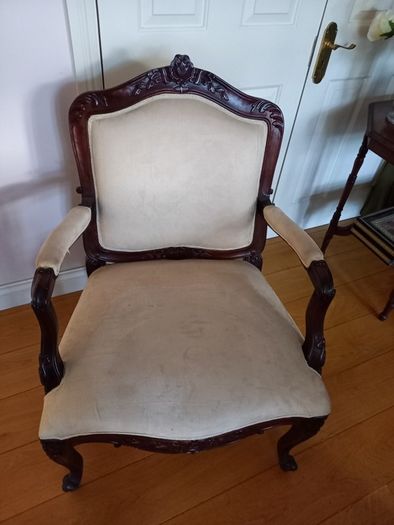 Mahogany arm chair .