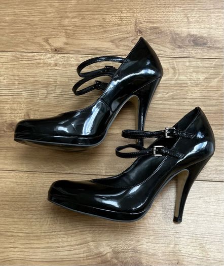 Black patent Carvella shoes