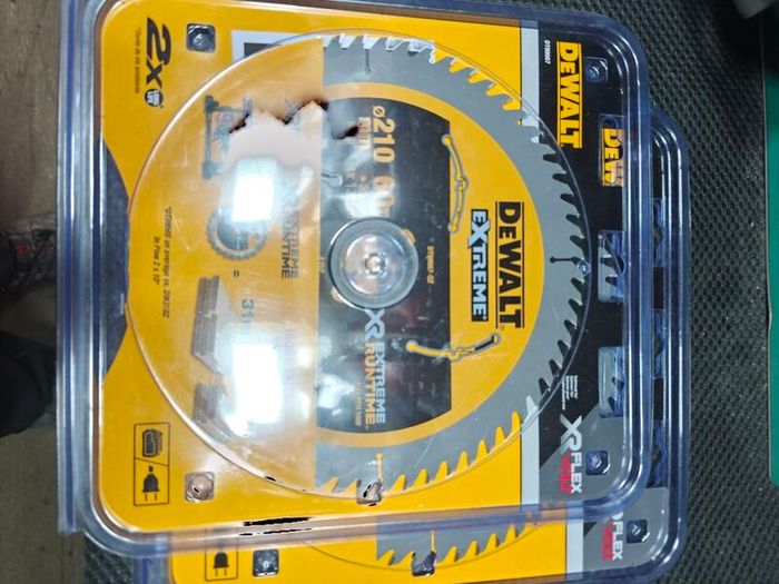 DeWalt extreme disc/blade 210mm 60T. 2 pieces.Bulk sale.