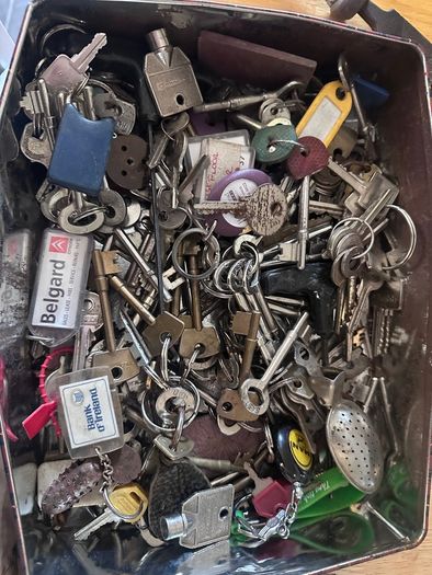 Tin over vintage/retro/modern  keys