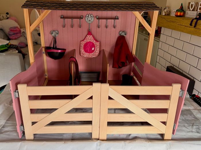 Our generation stables with two horses and accessories seen in photos