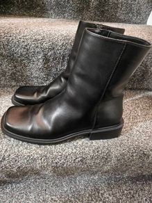 Black boots Uk7 (EU40)