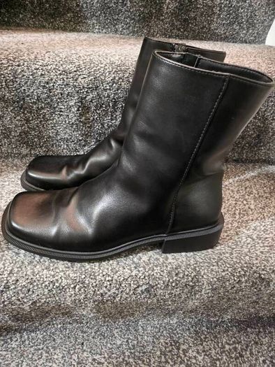 Black boots Uk7 (EU40)