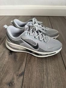 Nike Vomero 18 Older Kids' Road Running Shoes - Wolf Grey / Platinum - Size UK 5