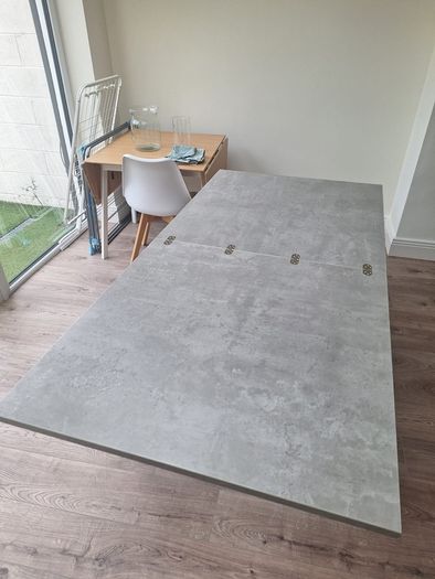 Extendable dining table