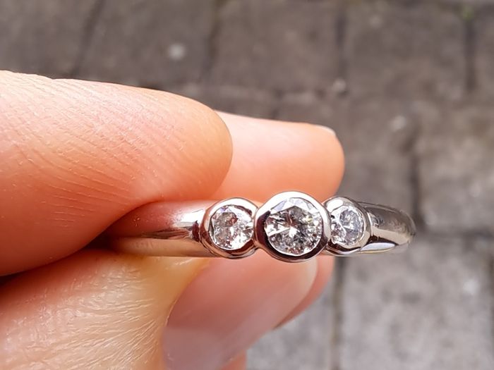 18ct white gold diamond ring 3 stones