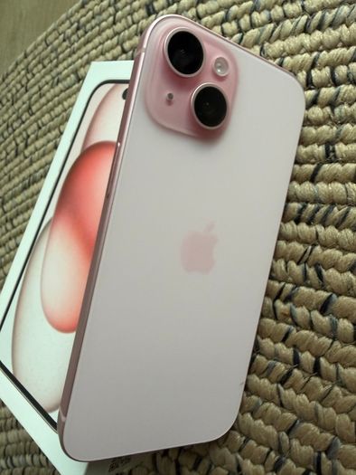 iphone 15- good as new with no scratches & with new phone accessories