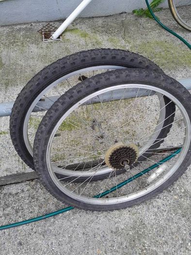 2 bycicle wheels