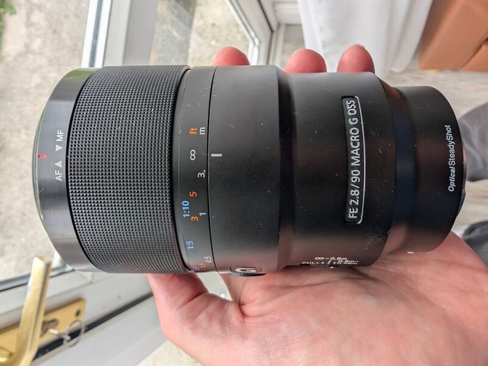 Lens sony 2.8 90 Macro G oss Needs repair