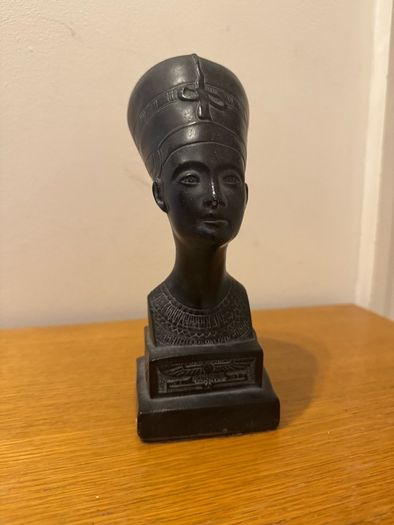 Small Nefertiti statuette