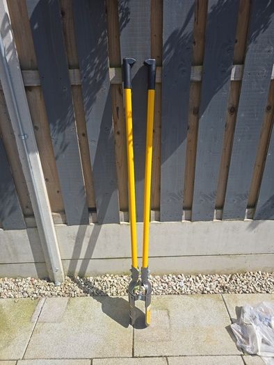 Roughneck Fibreglass Post-Hole Digger