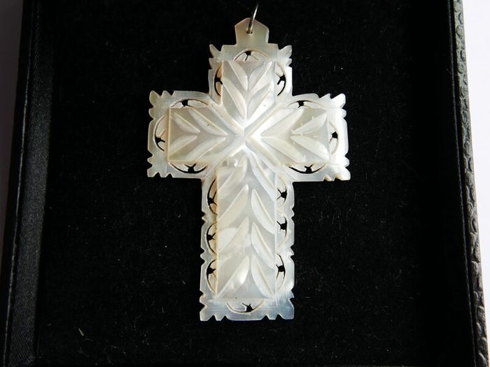 Vintage Dainty Round Star Carved White Mother of Pearl MOP Shell Pendant