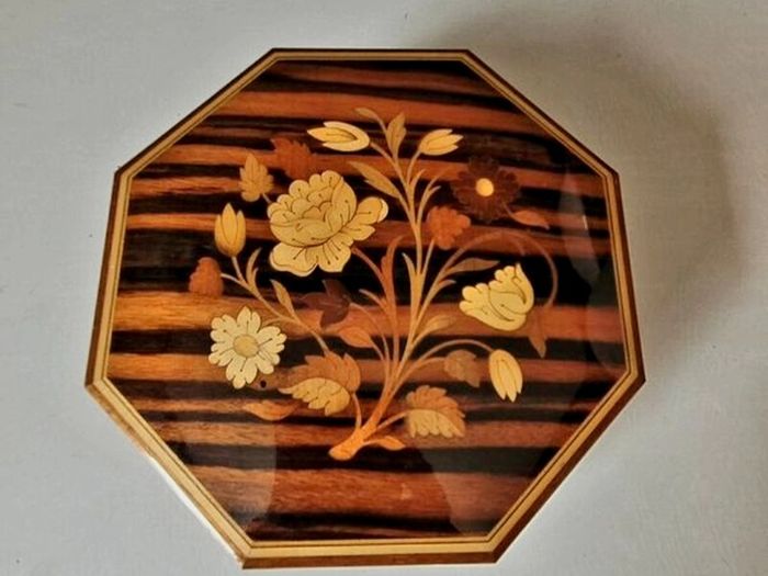 Vintage italian musical jewellery box