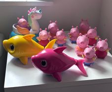 Peppa pig / Baby shark bath toys bundle