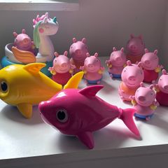 Peppa pig / Baby shark bath toys bundle