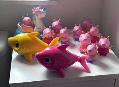 Peppa pig / Baby shark bath toys bundle