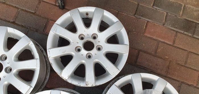 Genuine VW 15 inch alloys with new centre caps