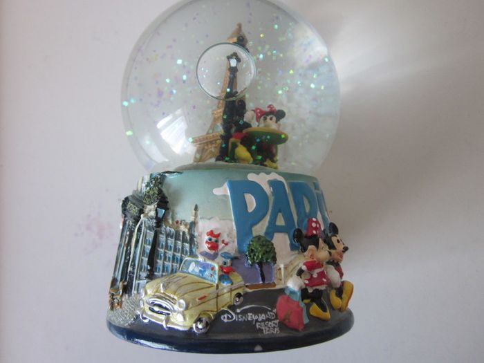Disney Mickey Minnie Paris Eiffel Tower Snow Globe