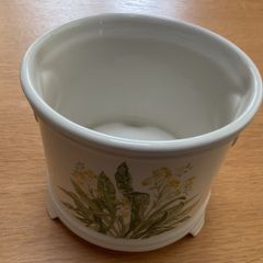 Indoor plant pot holder. 'Alyssum' pattern.