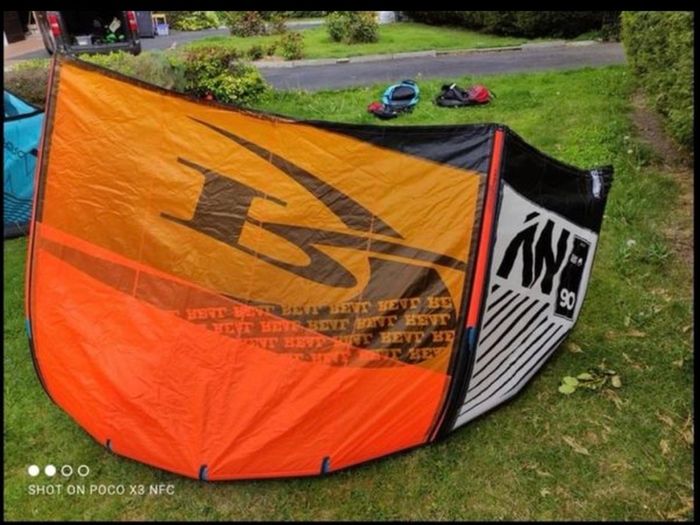 Liquid Force Kitesurf 3 Kites (10m, 8m, 6m) + 2 Control Bars