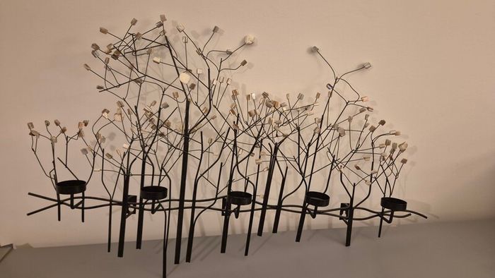 Wall tealight holder