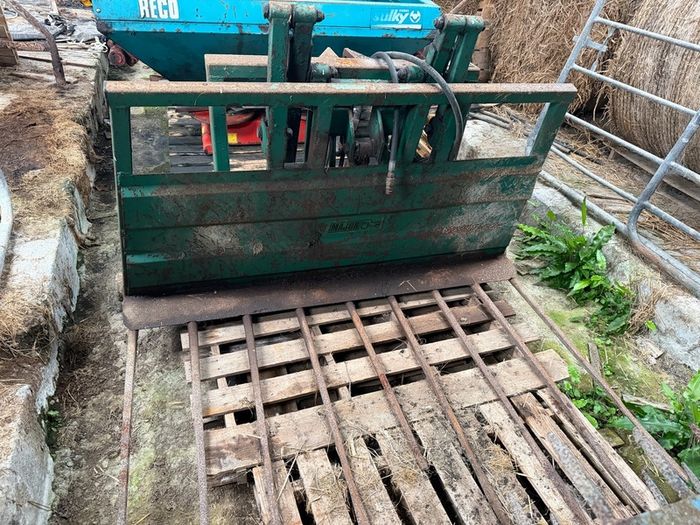 Major Sila-Shuv push off silage buckrake