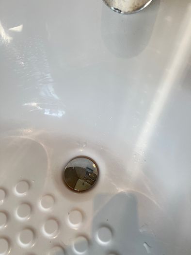 Bath with taps - side screen - shower head