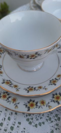Vintage 21pce Fine Porcelain Teaset Yellow Floral & Gold Trim. 1970s- 1980s