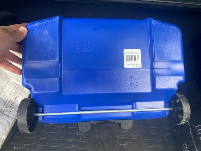 Igloo Laguna Roller Cooler Box 26L with Integrated Thermometer