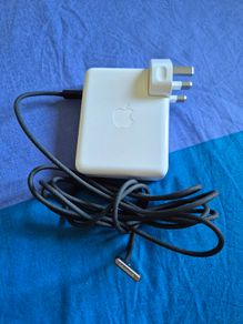 Macbook charger - need to sell by tomorrow as leaving country