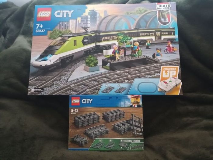 Lego trainset and tracks