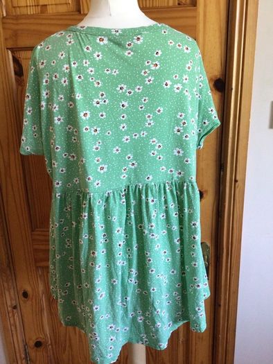 Yours Ladies Green Floral daisy print top / T shirt size 20includes post