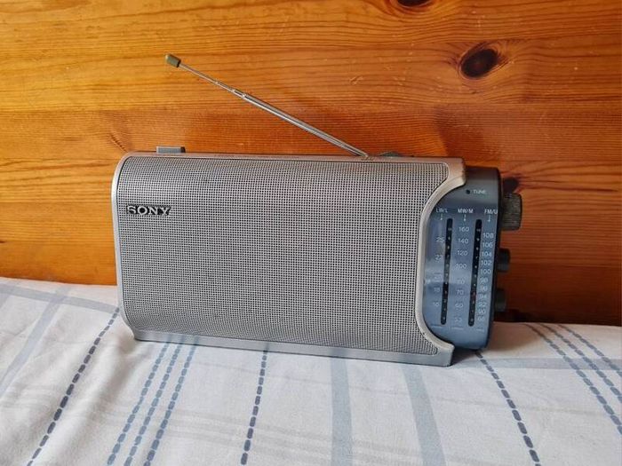 Sony ICF-704l radio player silver works perfectly in excellent condition