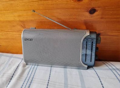 Sony ICF-704l radio player silver works perfectly in excellent condition
