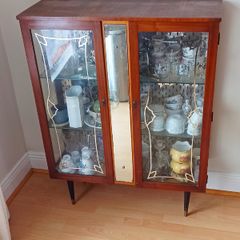 Vintage display cabinet/china cabinet or can be used as cocktail cabinet  size: 32x90x114cm