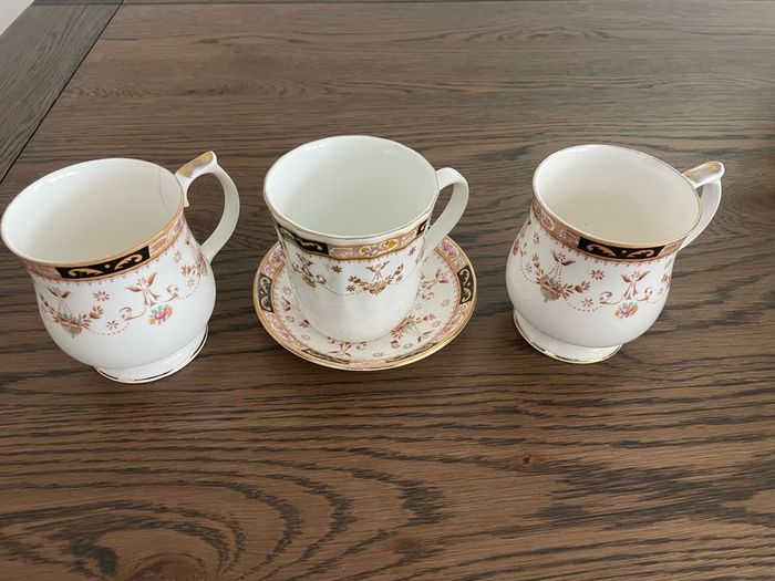 China fine bone teacup and saucer Queen's Olde England Vintage Antique