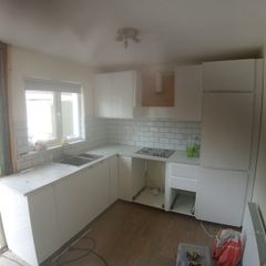White gloss kitchen