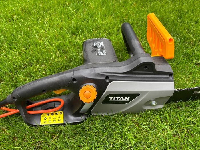 Titan Ttl758chn-a 2000w 230-240v Electric 40cm Chainsaw