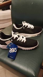 Bnwt size 37 basics gel