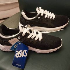 Bnwt size 37 basics gel